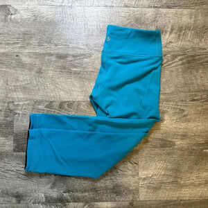 Lululemon Reversible Crop Leggings in Light Blue / Navy Size 4